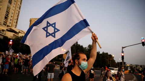 Protes warga Israel terhadap Perdana Menteri Israel Benjamin Netanyahu di sekitar kediaman Netanyahu di Yerusalem. Foto: Ronen Zvulun/REUTERS