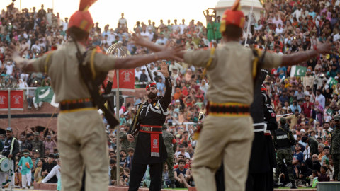 Personel Pasukan Keamanan Perbatasan India dan Pasukan Pakistan dalam upacara Pemukulan Beating di Kashmir, Kamis (15/8). Foto: Kashmir
