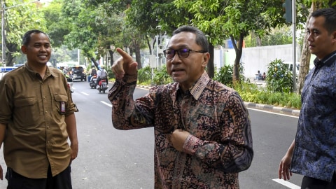 Wakil Ketua MPR Zulkifli Hasan (tengah) melambaikan tangan kearah wartawan saat tiba di kediaman Presiden ke-5 RI Megawati, di Jakarta, Kamis (10/10/2019). Foto: ANTARA FOTO/Nova Wahyudi