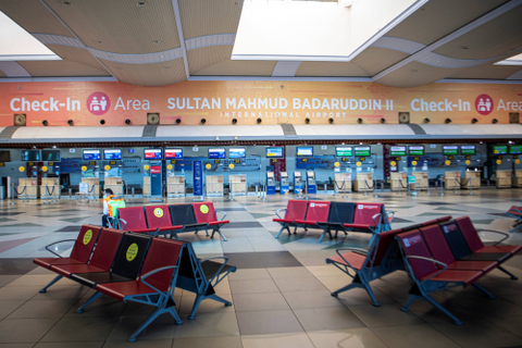 Petugas berada di area keberangkatan Bandara Internasional Sultan Mahmud Badaruddin (SMB) II Palembang, Sumatera Selatan, Kamis (6/6). Foto: Nova Wahyudi/Antara Foto