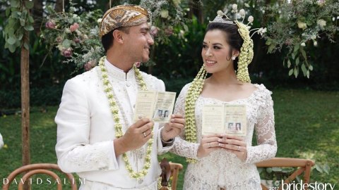 Hamish dan Raisa menunjukkan surat nikah Foto: Instagram/ @thebridestory - David Salim Photography