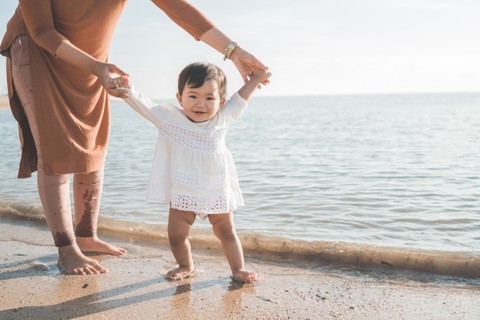 Ilustrasi bayi belajar berjalan. Foto: Shutterstock
