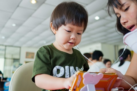 Ilustrasi balita makan sambil nonton lewat gadget. Foto: Shuter Stock