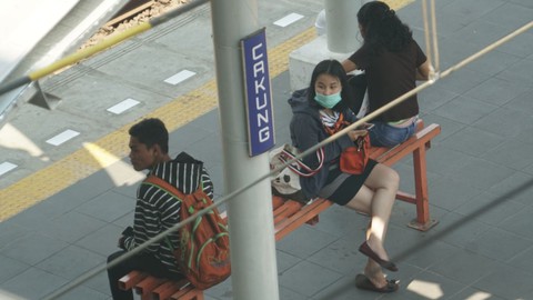 Stasiun Cakung memiliki berbagai fasilitas pendukung, antara lain lift, eskalator, pos kesehatan, toilet khusus difabel, dan musala. Foto: Nugroho Sejati/kumparan
