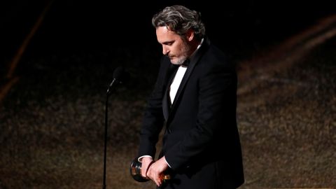 Joaquin Phoenix saat mendapat Aktor Terbaiknya dalam Peran Utama untuk "Joker" di Oscars 2020. Foto: REUTERS/Mario Anzuoni