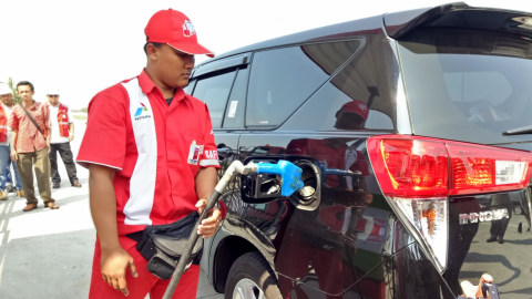 Petugas yang melayani kiosk Pertamax di KM 252. Foto: Ela Nurlaela/kumparan