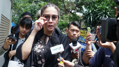 Maia Estianty saat mengunjungi rumah duka Ashraf Sinclair, di Kawasan Pejaten, Pasar Minggu, Jakarta Selatan, Selasa (18/2). Foto: Helmi Afandi/kumparan