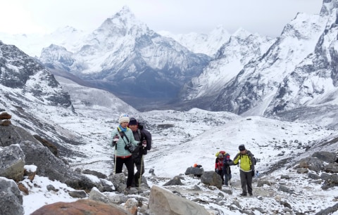 Ilustrasi Para pendaki menaiki Gunung Everest Foto: Shutter Stock