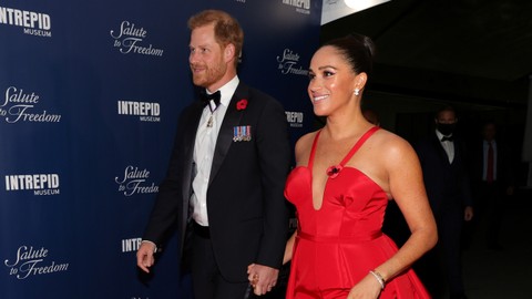 Meghan Markle sama Pangeran Harry Gala Salute To Freedom 2021 di Intrepid Sea-Air-Space Museum di New York City, New York, 10 November 2021. Foto: Dia Dipasupil/Getty Images