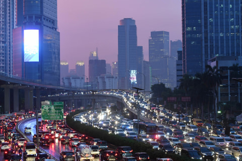 Kendaraan terjebak macet di ruas Tol Dalam Kota, Jalan Gatot Subroto, Jakarta, Selasa (27/10). Foto: Wahyu Putro A/Antara Foto