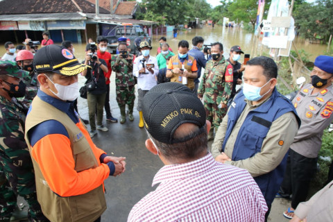 14.754 KK Terdampak Banjir Karawang, BNPB Beri Bantuan Rp 500 Juta (1)