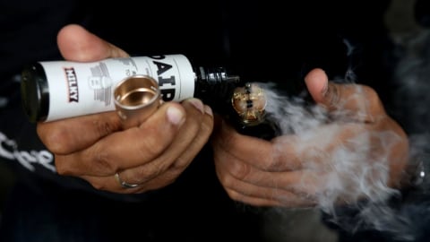 Ilustrasi Pengguna Rokok Elektrik Foto: Fanny Kusumawardhani/kumparan