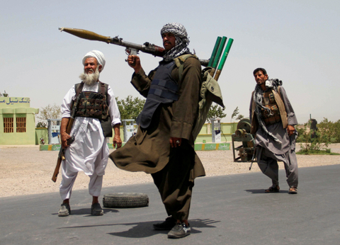 Mantan Mujahidin memegang senjata untuk mendukung pasukan Afghanistan dalam perang mereka melawan Taliban, di pinggiran provinsi Herat, Afghanistan, Sabtu (10/7). Foto: Jalil Ahmad/REUTERS