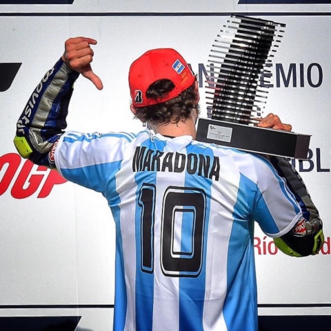 Valentino Rossi menggunakan jersey Diego Maradona. Foto: Twitter/@ValeYellow46