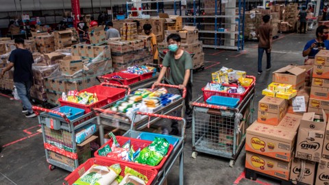 Pickers atau pengambil barang di sebuah E-Commerce do Warehouse, Marunda, Bekasi, Jawa Barat, Jumat (10/12/2021). Foto: ANTARA FOTO/Muhammad Adimaja