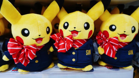 Boneka karakter Pikachu berseragam ala pegawai kabin. Foto: Mela Nurhidayati/kumparan