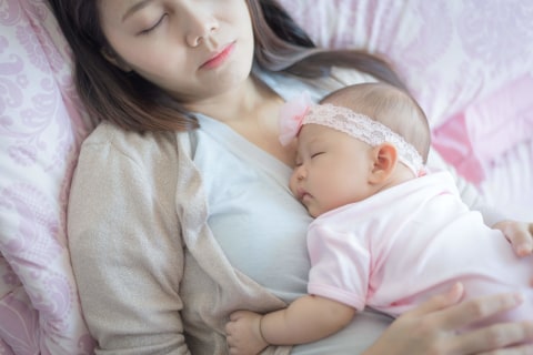 Ilustrasi bayi tidur di dada ibu. Foto: Shutter Stock