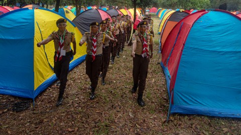 Sejumlah peserta berbaris dalam perkemahan Hari Pramuka di Bumi Perkemahan Pramuka, Cibubur, Jakarta, Jumat (14/8). Foto: Aditya Pradana Putra/ANTARA FOTO