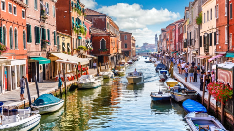 Kanal di Venesia dihiasi perahu di sisi kanan dan kirinya Foto: Shutter Stock