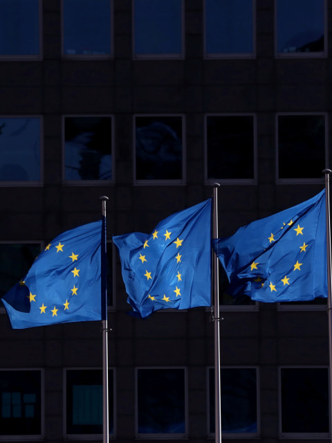 Bendera Uni Eropa berkibar di luar markas Komisi Eropa di Brussels, Belgia. Foto: REUTERS/Yves Herman