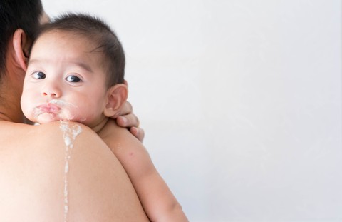 Ilustrasi bayi muntah. Foto: Shutter Stock