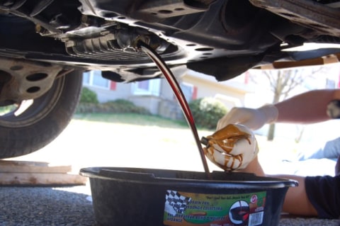 Ilustrasi ganti oli mobil Foto: dok. Istimewa