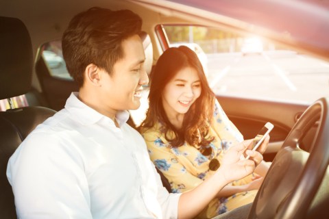 com-Ilustrasi pasangan suami istri sedang membeli mobil. Foto: Shutterstock