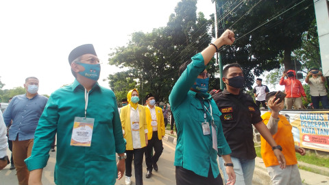 Calon Walikota Benyamin Davnie dan Calon Wakil Walikota Pilar Saga Ichsan menyelenggarakan prosesi pembagian masker sebelum keduanya mendaftar ke KPUD. Foto: Pemkot Tangerang Selatan
