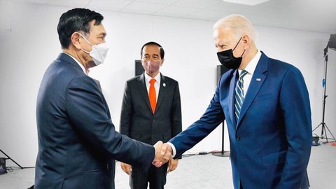 Eks Menko Marves Luhut Pandjaitan mendampingi Presiden Jokowi bertemu Presiden AS Joe Biden di KTT COP26, Senin (1/11). Foto: Instagram/@luhut.pandjaitan