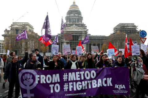 Spanduk yang dibawa saat demonstrasi untuk memprotes feminisme dan kekerasan terhadap wanita di Brussels, Belgia. Foto: REUTERS/Francois Lenoir