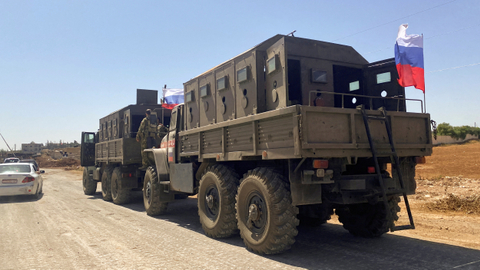Kendaraan tentara Rusia parkir di Deraa, Suriah, Kamis (9/9). Foto: Yamam al Shaar/REUTERS