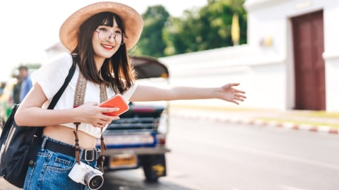 Ilustrasi seorang perempuan mencari tumpangan saat traveling. Foto: Shutterstock