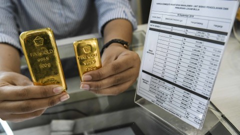 Petugas menunjukkan sampel emas batangan di Butik Emas Logam Mulia, Jakarta, Selasa (3/9). Foto: ANTARA FOTO/Muhammad Adimaja