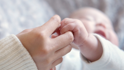 Bayi genggam tangan orang dewasa.   Foto: Shutterstock