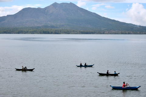 Sejumlah warga yang akan menghadiri acara pernikahan mengayuh sampan melewati Danau Batur karena akses jalan tertutup material longsoran bukit akibat gempa bumi Karangasem Bali di kawasan Kintamani, Bangli, Bali, Minggu (17/10).  Foto: Fikri Yusuf/ANTARA FOTO