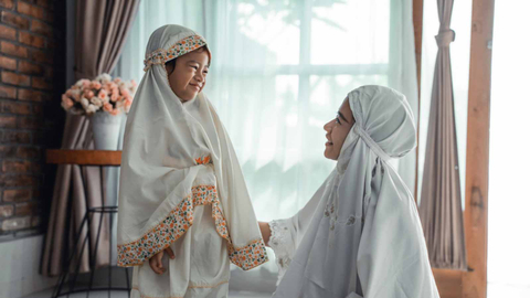 Ilustrasi ibu dan anak salat. Foto: Shutter Stock