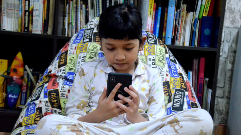 Ilustrasi anak bermain gadget. Foto: Melly Meiliani/kumparan