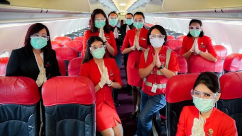 Veranita Yosephine bersama awak kabin AirAsia Indonesia. Foto:  AirAsia Indonesia