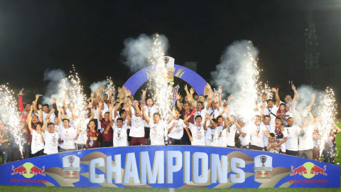 Pemain PSM Makassar merayakan juara Piala Indonesia di Stadion Andi Mattalatta, Selasa (6/8). Foto: Nugroho Sejati/kumparan