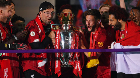 Pelatih Liverpool Juergen Klopp bersama pemain mengangkat trofi Premier League 2019/2020 di Stadion Anfield, Liverpool, Inggris. Foto: Laurence Griffiths/REUTERS