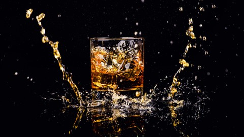 Ilustrasi menuang minuman keras (miras).   Foto: Shutterstock