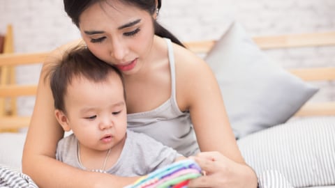 Ilustrasi membacakan buku cerita untuk bayi. Foto: Shutter Stock