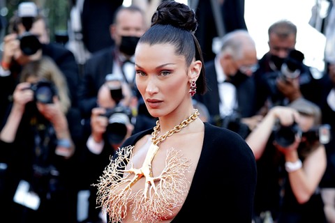 Bella Hadid menghadiri Festival Film Cannes ke-74 di Cannes, Prancis   Foto: Reinhard Krause/REUTERS
