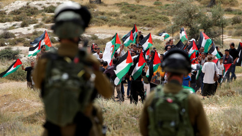 Tentara Israel berjaga saat warga Palestina demo. Foto: REUTERS / Mussa Qawasma