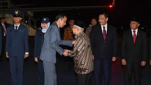 Presiden Joko Widodo disambut Wakil Presiden Ma'ruf Amin saat mendarat di Pangkalan TNI AU Halim Perdanakusuma, Jakarta, Senin (10/2). Foto: Rusman-Biro Pers Sekretariat Presiden