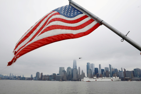 Kapal RS Tentara AL AS di Manhattan, New York City, AS. Rumah sakit pendidikan di AS akan menjadi standar rujukan rumah sakit pendidikan di Indonesia. Foto: REUTERS/Brendan McDermid