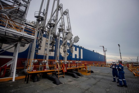 Pekerja PT Pertamina Hulu Rokan (PHR) mengecek proses pengapalan lifting minyak mentah produksi PHR di Dumai Terminal Oil Wharf, Dumai, Riau, Rabu (22/12/2021). Foto: Nova Wahyudi/Antara Foto