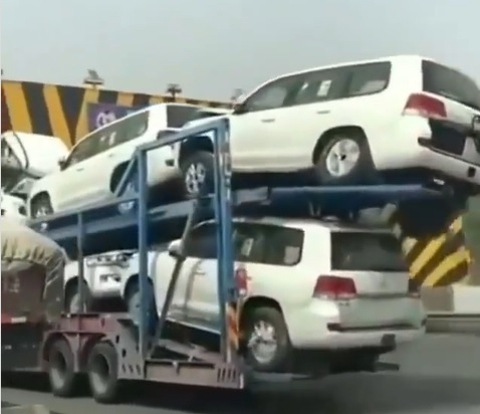 Ngilu, Sejumlah Toyota Land Cruiser Ringsek Saat Proses Pengiriman