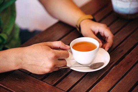 Ilustrasi minum teh. Foto: Shutterstock