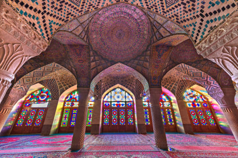 Dekorasi dinding dan langit-langit Nasir al-Mulk Mosque yang menawan Foto: Shutter Stock
